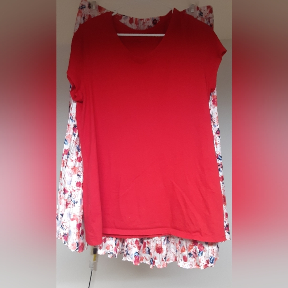 ♥️3/$15 Red V-Neck Women's Top XL With Floral Skirt